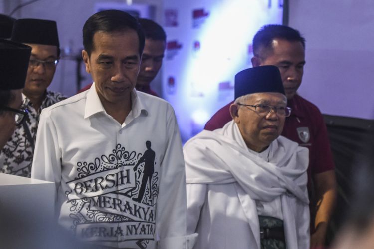 Pasangan Calon Presiden dan Wakil Presiden Joko Widodo (kiri) dan Maruf Amin (kanan) tiba di gedung KPU untuk melakukan pendaftaran di Jakarta, Jumat (10/8). Pasangan Joko Widodo-Maruf Amin mendaftarkan diri sebagai calon presiden-wakil presiden periode 2019-2024. ANTARA FOTO/Hafidz Mubarak A/foc/18.