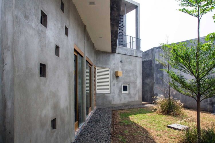 Taman di belakang Rumah Miring karya Andyrachman Architect 