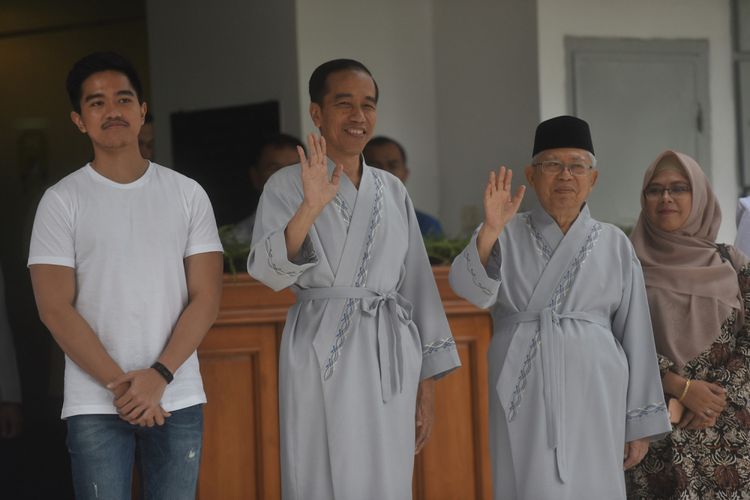 Bakal capres cawapres Pilpres 2019, Joko Widodo (kedua kiri) dan Maruf Amin (kedua kanan) yang masing-masing didampingi anak mereka Kaesang Pangarep (kiri) dan Siti Haniatunnisa (kanan) melambaikan tangan usai pemeriksaan awal tes kesehatan di RSPAD, Jakarta, Minggu (12/8/2018). ANTARA FOTO/Akbar Nugroho Gumay/foc/18.
