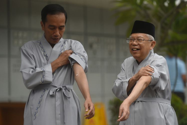 Bakal capres cawapres Pilpres 2019, Joko Widodo (kiri) dan Maruf Amin (kanan) menujukkan bekas pengambilan darah usai pemeriksaan awal tes kesehatan di RSPAD, Jakarta, Minggu (12/8/2018). 