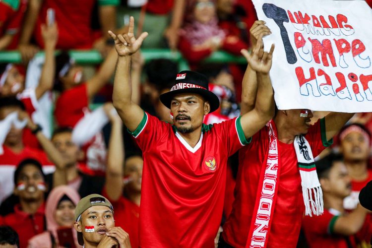 Suporter Timnas Indonesia menyaksikan laga pertandingan Grup A Asian Games ke-18 melawan Chinese Taipei di Stadion Patriot, Bekasi Minggu (12/8/2018). Timnas Indonesia menang dengan skor 4-0.
