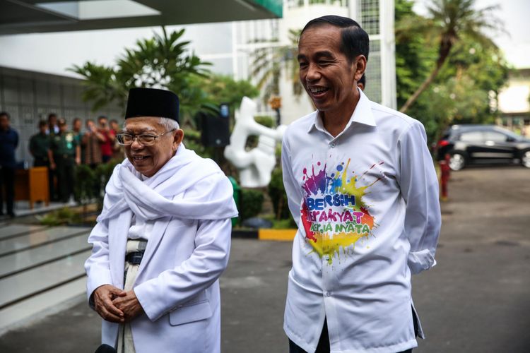 Calon Presiden dan Wakil Presiden, Joko Widodo dan Maruf Amin tiba untuk menjalani pemeriksaan kesehatan di Rumah Sakit Pusat Angkatan Darat Gatot Subroto, Jakarta, Minggu (12/8/2018). Selain pasangan Jokowi-Maruf Amin, pasangan Prabowo Subianto-Sandiaga Uno juga akan menjalani pemeriksaan kesehatan pada hari Senin 13 Agustus. Pemeriksaan kesehatan tersebut merupakan satu diantara syarat wajib yang diberlakukan KPU bagi capres dan cawapres untuk mengikuti Pilpres mendatang.