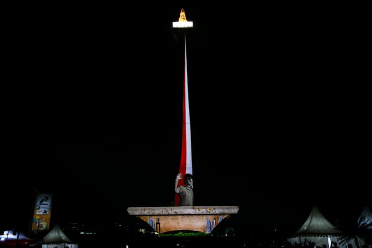 Pertunjukan video mapping Asian Games 2018 di Monas, Jakarta, Senin (13/8/2018). Menyambut Asian Games 2018 Pemprov DKI Jakarta menyajikan atraksi video mapping laser dan air mancur, Warga pun bisa menyaksikan atraksi ini setiap hari mulai tanggal 17 agustus hingga 2 september secara gratis mulai pukul 19.00 hingga 22.00 WIB.