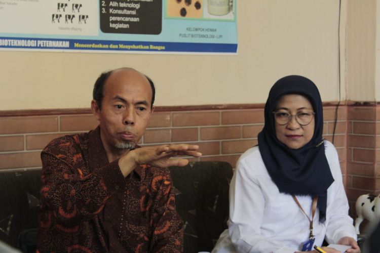 Prof. Nahrowi dan Dr. Yantyati saat ditemui pada Pusat Penelitian Bioteknologi LIPI, Cibinong, Bogor.