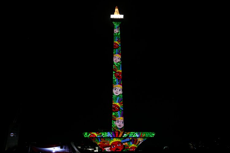 Pertunjukan video mapping Asian Games 2018 di Monas, Jakarta, Senin (13/8/2018). Menyambut Asian Games 2018 Pemprov DKI Jakarta menyajikan atraksi video mapping laser dan air mancur, Warga pun bisa menyaksikan atraksi ini setiap hari mulai tanggal 17 agustus hingga 2 september secara gratis mulai pukul 19.00 hingga 22.00 WIB.