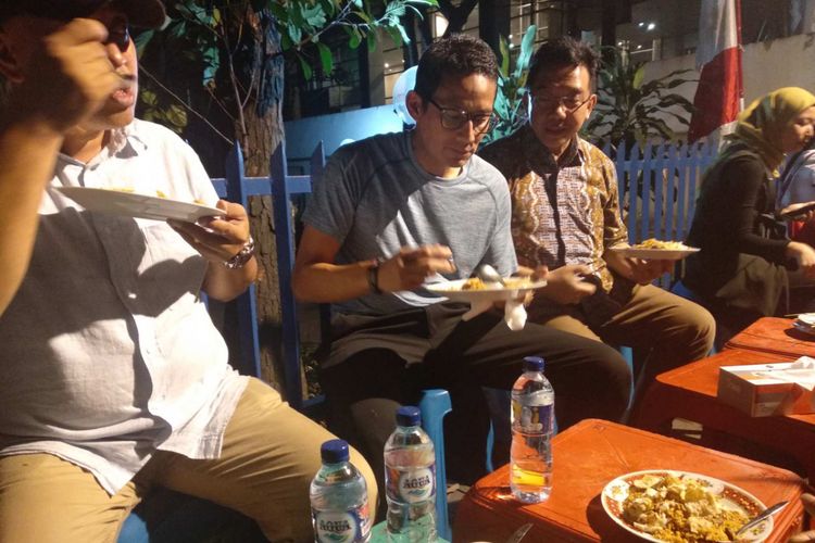 Sandiaga Uno makan di Nasi Goreng Kambing Kebon Sirih, Senin (13/8/2018).