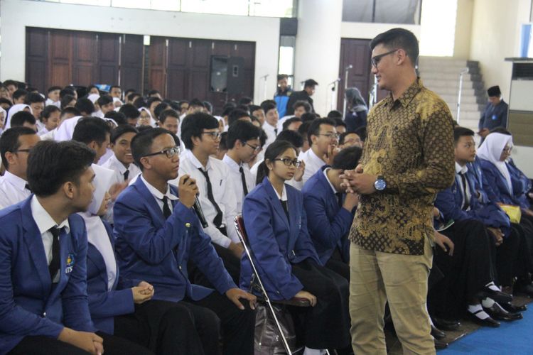 Para mahasiswa baru ITS memberikan sejumlah pertanyaan kepada Yudi Zulfahri selaku mantan teroris yang dihadirkan untuk memberikan testimoni (14/8/2018)