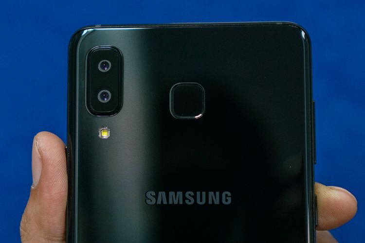 Unit kamera ganda berikut LED flash dan pemindai sidik jari berbentuk persegi di punggung Galaxy A8 Star.
