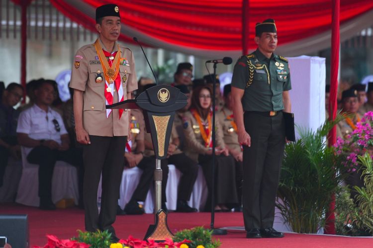 Presiden Joko Widodo saat menjadi pembina upacara HUT ke-57 Pramuka di Cibubur, Jakarta Timur, Selasa (14/8/2018).