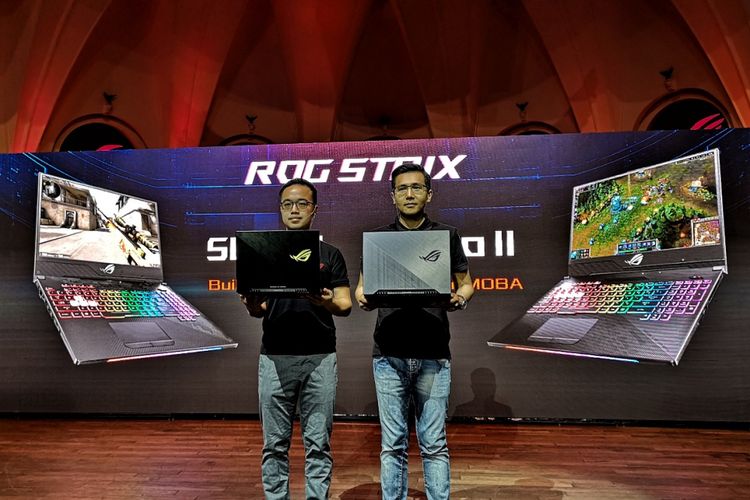 Regional Director Asus South East Asia Jimmy Lin (kanan) berpose dengan RoG Country Product Manager Asus Indonesia Alistair Wu dalam acara peluncuran dua laptop gaming baru dari Asus di Jakarta, Selasa (14/8/2018).