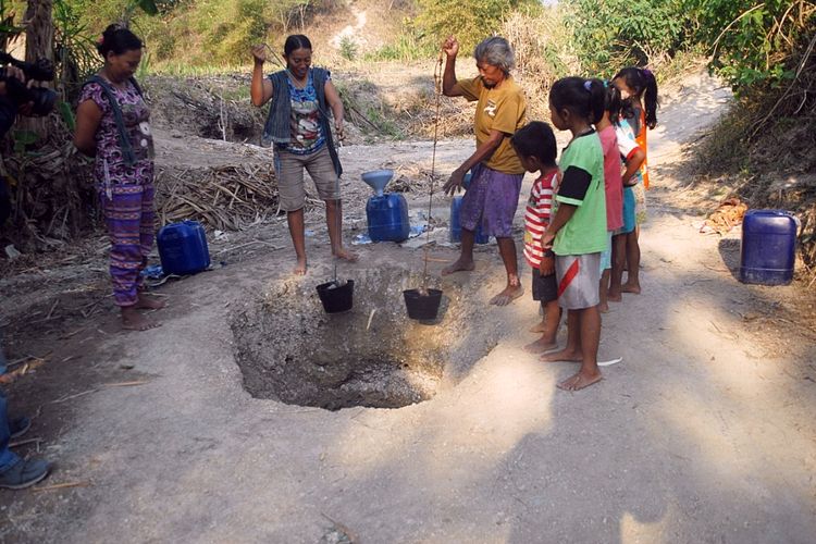 Warga Desa Keyongan, Kecamatan Gabus, Kabupaten Grobogan, Jawa Tengah berburu air dengan menggali tanah di dasar sungai yang telah mengering, Selasa (14/8/2018) pagi.Tanah dilubangi selayaknya sumur dengan kedalaman dan diameter yang bervariasi. Warga biasa menyebutnya liang-liang itu belik.