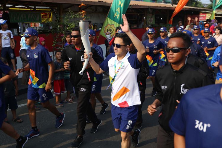 Sejumlah pelari dari berbagai kalangan membawa Kirab Obor secara estafet saat Torch Relay Asian Games 2018 di Cilandak, Jakarta Selatan, Rabu (15/08/2018). Api Asian Games akan diarak mengelilingi 5 Kota dan 1 Kabupaten di Provinsi DKI Jakarta
