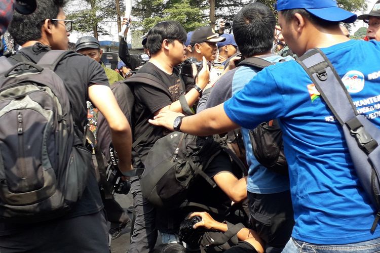 Aksi saling dorong wartawan fotografer dan petugas pengawal obor di TMII