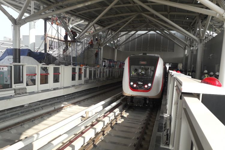 Keret LRT Jakarta hendak meninggalkan Stasiun Velodrome pada masa uji coba operasional, Rabu (15/8/2018).
