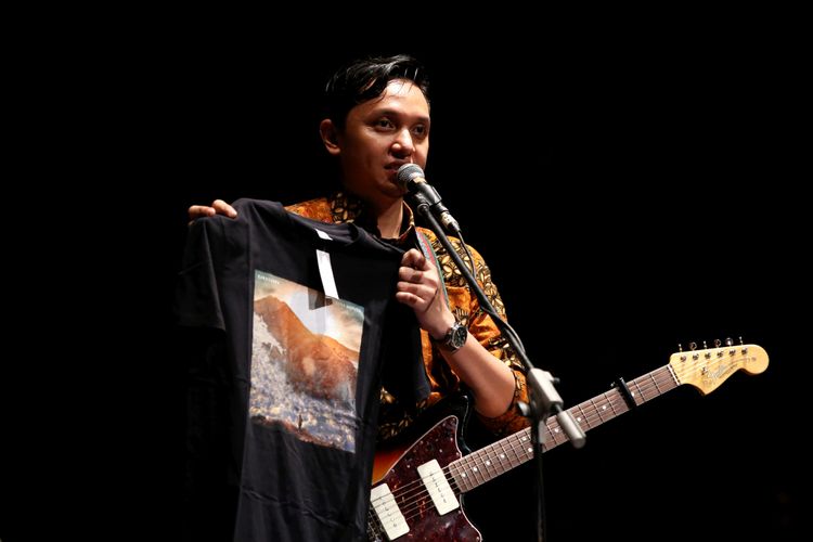 Grup Barasuara melelang kaus saat konser bertajuk Guna Manusia pada gelaran Liztomania volume 4 di Gedung Kesenian Jakarta, Selasa (14/8/2018). Hasil penjualan kaus disumbangkan bagi korban gempa di Lombok.
