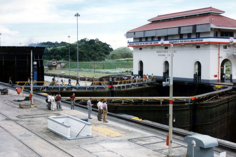 Sebuah kapal baru saja melewati gerbang air Miraflores Lock, yang bagi perjalanan dari Atlantik ke Pasifik merupakan tangga air terakhir Kanal Panama sebelum melaju ke samudra bebas.