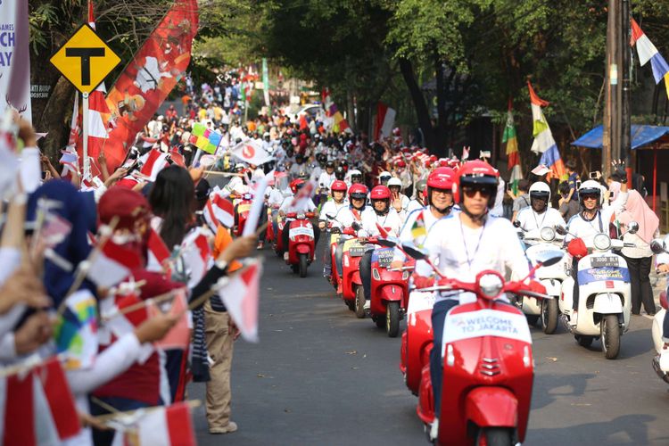 Sejumlah pelajar membawa bendera peserta Asian Games untuk menyambut Kirab Obor saat Torch Relay Asian Games 2018 di Cilandak, Jakarta Selatan, Rabu (15/08/2018). Api Asian Games akan diarak mengelilingi 5 Kota dan 1 Kabupaten di Provinsi DKI Jakarta