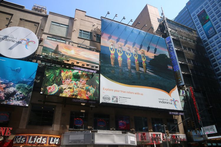 Sejumlah baliho sebagai sarana promosi pariwisata Indonesia terpasang di Times Square, Manhattan, kota New York, Amerika Serikat, Rabu (15/7/2018). Ini merupakan kali kedua Indonesia memasang media luar ruang di Times Square setelah pertama kali dilakukan pada Oktober 2017. 