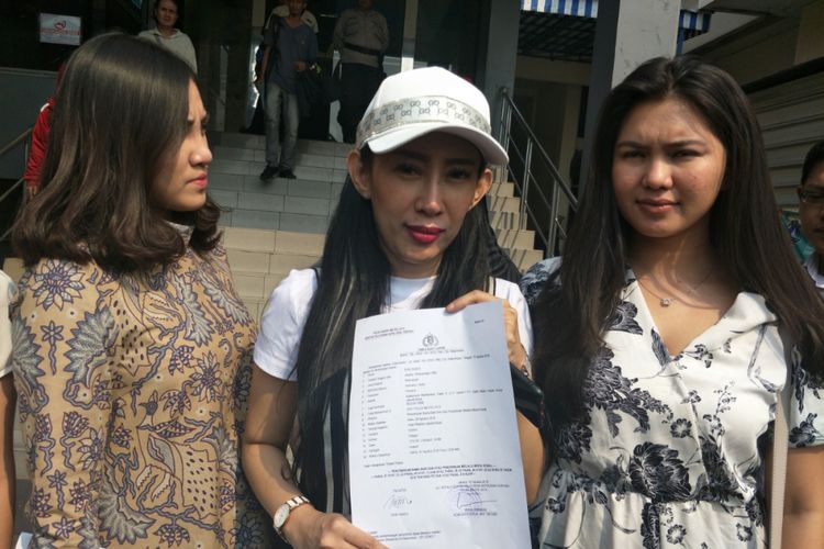 Dewi Sanca didampingi tim kuasa hukumnya melaporkan lelaki berinisial DN ke Polda Metro Jaya, Jakarta Selatan, Kamis (16/8/2018), atas tuduhan penghinaan dan pencemaran nama baik.