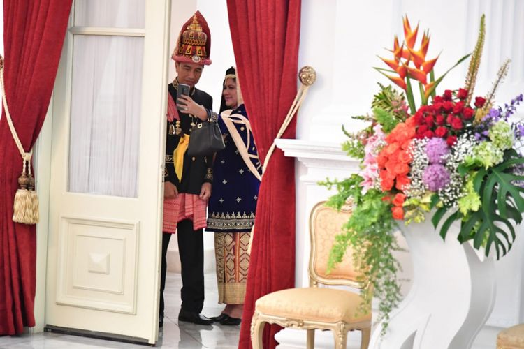 Presiden Joko Widodo dan Ibu Negara Iriana Joko Widodo bersiap mengikuti upacara, Istana Merdeka, Jumat 17 Agustus 2018 pukul 09.35.