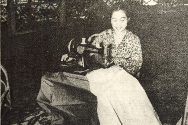 Ibu Fatmawati ketika sedang menjahit bendera Merah-Putih yang akhirnya menjadi Bendera Pusaka, bulan Oktober 1944