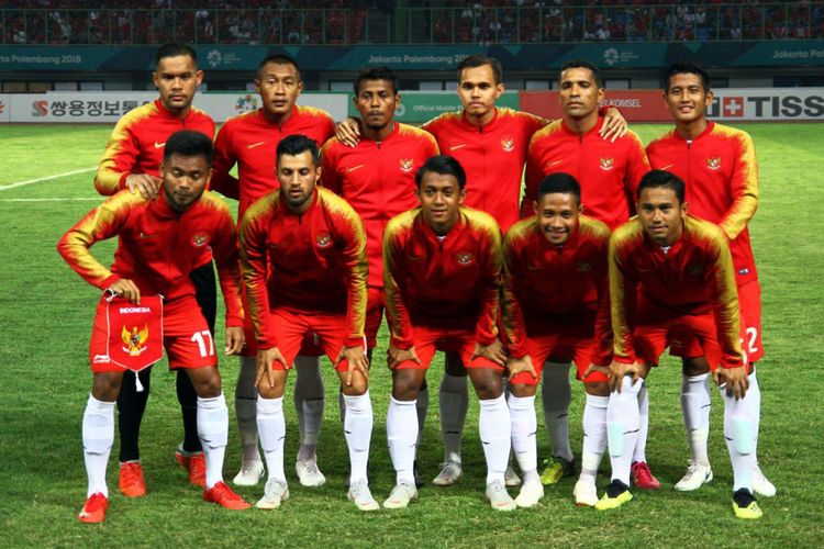 Tim sepak bola Indonesia foto bersama sebelum melawan tim sepak bola Laos pada penyisihan Grup A Asian Games 2018 Indonesia stadion Patriot Bekasi, Jumat (17/08/2018).