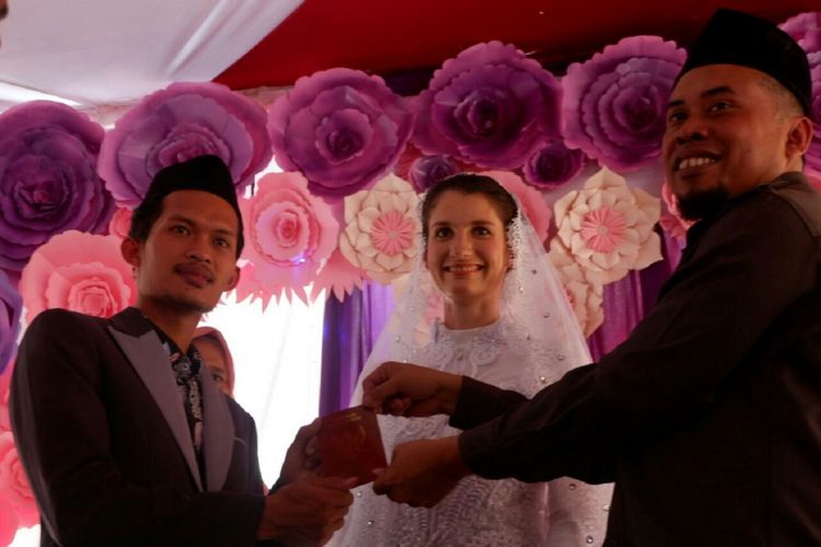 7 Kisah Cinta Anak Manusia, Pindah Warga Negara hingga 