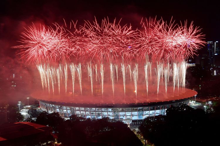 Pesta kembang api menyemarakkan Upacara Pembukaan Asian Games ke-18 Tahun 2018 di Stadion Utama GBK, Senayan, Jakarta, Sabtu (18/8/2018)