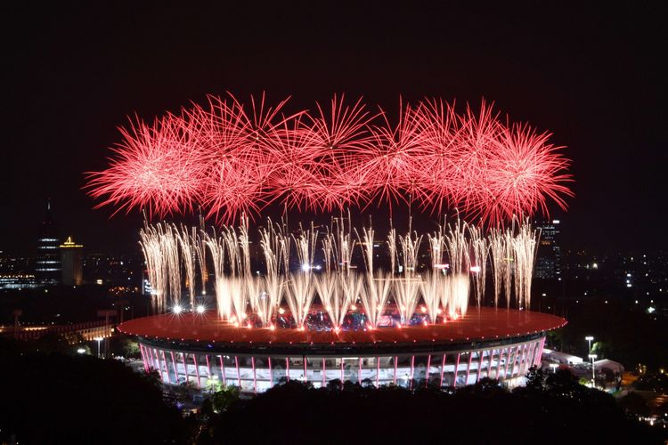 Pesta kembang api menyemarakkan Upacara Pembukaan Asian Games ke-18 Tahun 2018 di Stadion Utama Gelora Bung Karno, Senayan, Jakarta, Sabtu (18/8). Upacara pembukaan Asian Para Games 2018 dijanjikan akan semeriah Asian Games 2018.