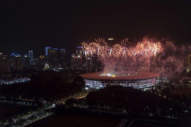 Kembang api diluncurkan pada Upacara Pembukaan Asian Games ke-18 Tahun 2018 di Stadion Utama GBK, Senayan, Jakarta, Sabtu (18/8). INASGOC/Ismar Patrizki/Sup/18.