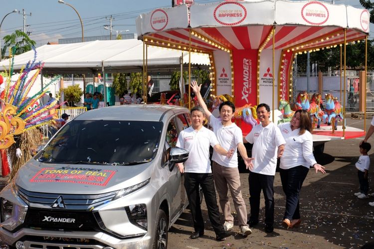 Manajemen Mitsubishi Indonesia membuka rangkaian Xpander Tons of Real Happiness di Semarang