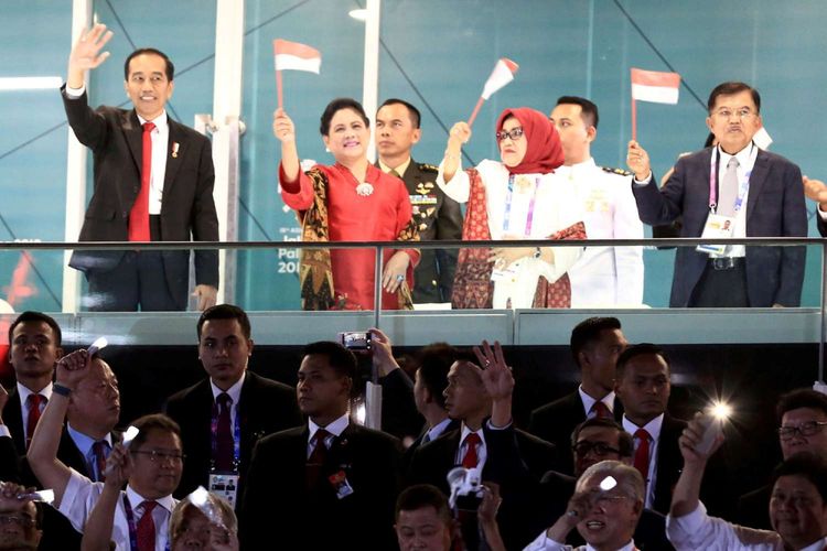 Presiden Joko Widodo (kiri) bersama Ibu Iriana Joko Widodo (kedua kiri), Wapres Jusuf Kalla (kanan) dan Ibu Mufidah Jusuf Kalla (ketiga kanan) melambaikan tangan ke kontingen Indonesia pada Upacara Pembukaan Asian Games ke-18 Tahun 2018 di Stadion Utama Gelora Bung Karno, Senayan, Jakarta, Sabtu (18/8/2018).