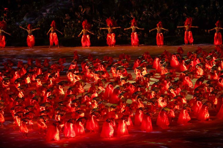 Penari saat pentas di pembukaan Asian Games 2018 di Gelora Bung Karno, Jakarta Pusat, Sabtu (18/7/2018).