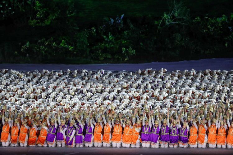 Penari saat pentas di pembukaan Asian Games 2018 di Gelora Bung Karno, Jakarta Pusat, Sabtu (18/7/2018).