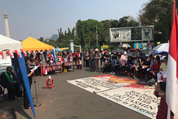 Suasana ibadah Jemaat GKI Yasmin Bogor dan HKBP Filadelfia Bekasi yang ke-176 kali di seberang Istana Negara di Jalan Merdeka Utara, Jakarta Pusat, Minggu (19/8/2018). 