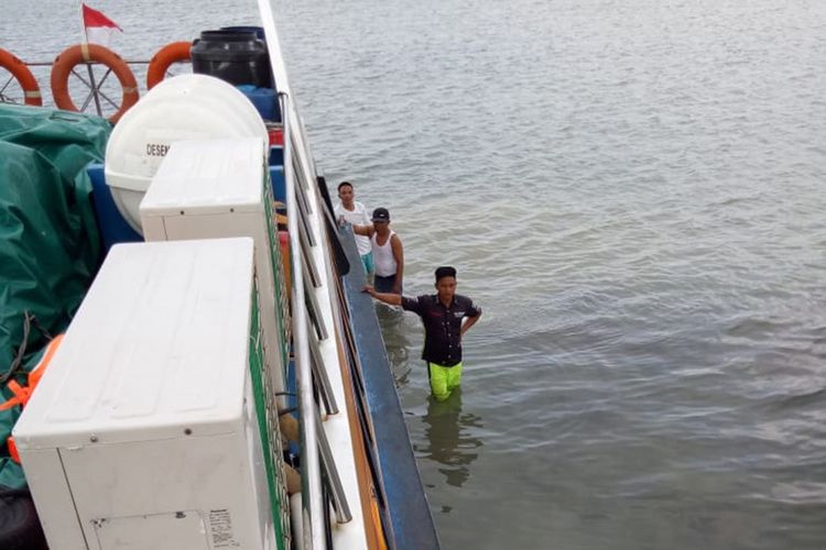 Kapal angkutan penumpang Karunia Jaya 1 dikabarkan kandas di perairan Moro, Kabupaten Karimun, Kepulauan Riau (Kepri), Minggu (19/8).