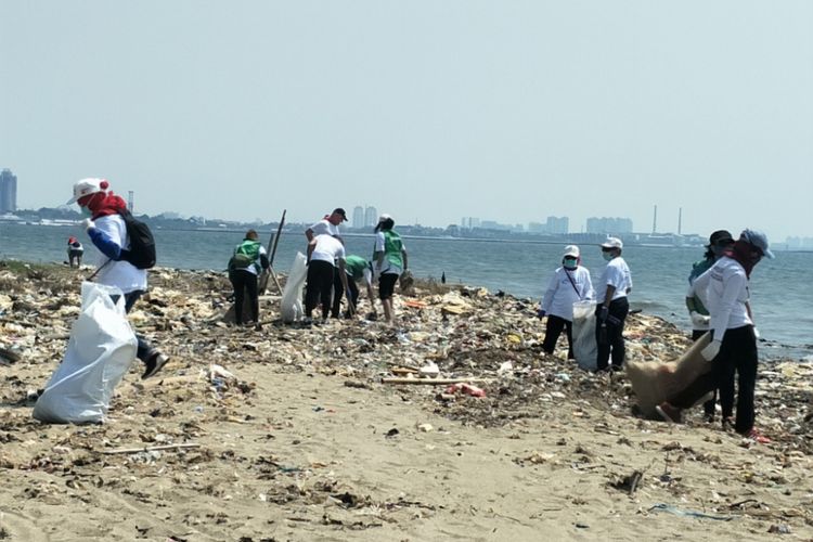 Para peserta Menghadap ke Laut membersihkat pantai di timur Ancol, Jakarta Utara, Minggu (19/8/2018).