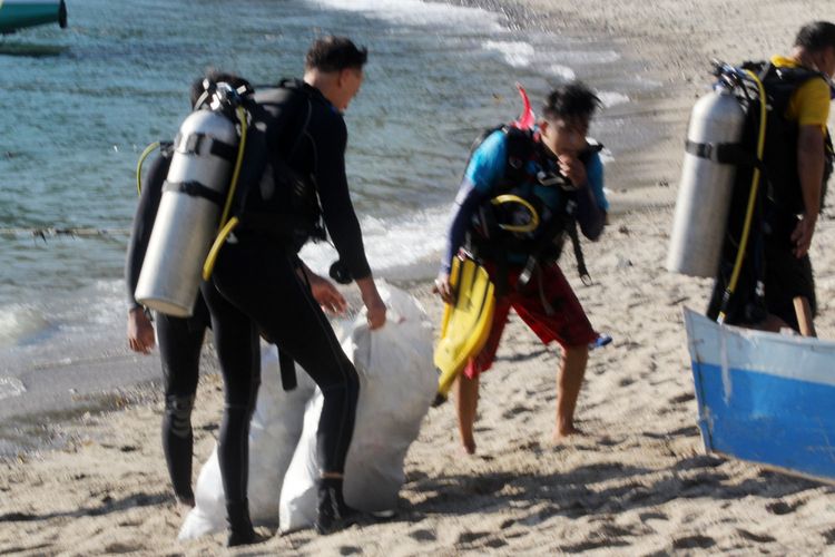 Para penyelam mengangkat sampah plastik dari dasar Teluk Gorontalo ke permukaan sebelum dibawa ke tempat pengolahan akhir. 