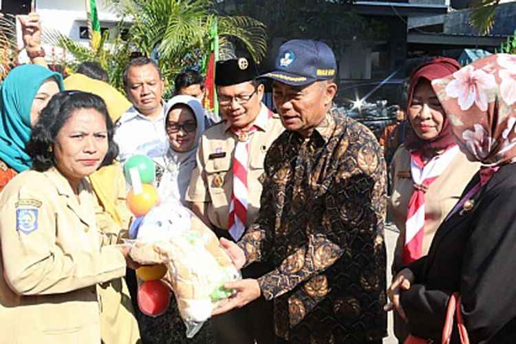 Menteri Pendidikan dan Kebudayaan (Mendikbud) Muhadjir Effendy sedang memberikan bantuan kepada lembaga PAUD yang terkena dampak bencaba gempa di Lombok (15/8/2018)
