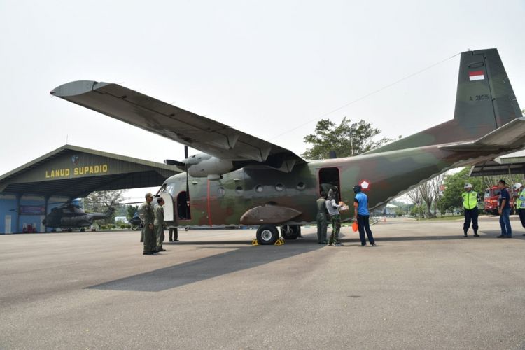 Pesawat jenis Cassa 212 yang disiagakan TNI AU di Lanud Supadio yang digunakan untuk modifikasi cuaca dengan menebar garam di atas langit wilayah Kalbar (19/8/2018)
