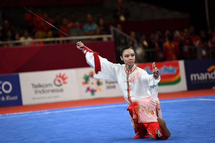 Atlet Indonesia Lindswell beraksi pada nomor Taijijian Putri Wushu Asian Games 2018 di JIExpo, Kemayoran, Jakarta, Senin (20/8/2018). ANTARA FOTO/INASGOC/Ismar Patrizki/nak/18 Artikel ini telah tayang di Kompas.com dengan judul 