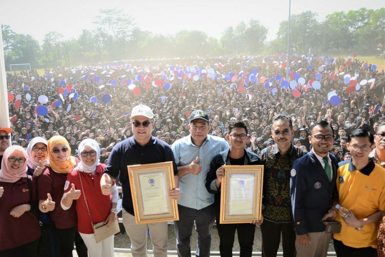 Rektor Institut Pertanian Bogor (IPB) bersama sejumlah perwakilan pihak kampus dan mahasiswa menerima piagam dari Record Holders Republic setelah  berhasil memecahkan rekor dunia kategori Most 3D People Formation.