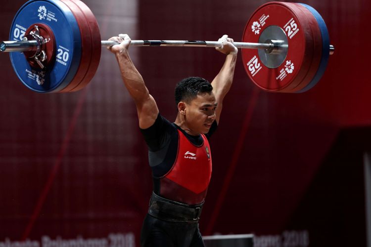 Atlet Angakt Besi Putra Indonesia, Eko Yuli Irawan saat bertanding di kelas 62 kilogram pada Asian Games 2018 di JI Expo Kemayoran, Jakarta, Selasa (21/8/2018). Ia menyumbang medali emas untuk Indonesia dengan melakukan angkatan total 311 kg (snatch 141 dan clean and jerk 170).