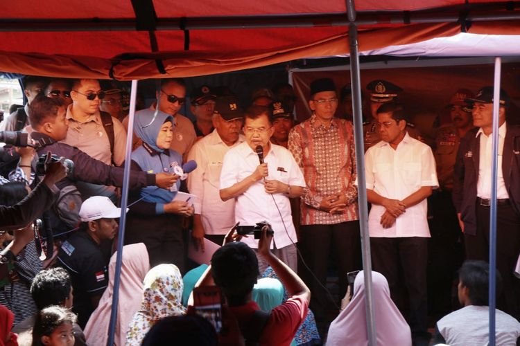 Wakil Presiden RI Jusuf Kalla saat mengunjungi pengungsi di Lombok Barat.