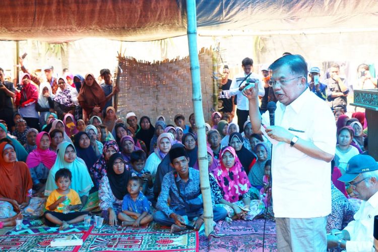 Wakil Presiden RI Jusuf Kalla mengunjungi lokasi pengungsian korban gempa bumi di Desa Kekait, Kecamatan Gunung Sari, Kabupaten Lombok Barat, Nusa Tenggara Barat, Selasa (21/8/2018).