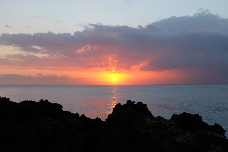 Pemandangan matahari tenggelam dari lokasi Laguna Weekuri di Kecamatan Kodi, Sumba Barat Daya.