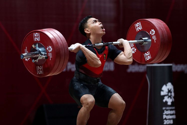 Atlet Angakt Besi Putra Indonesia, Eko Yuli Irawan saat bertanding di kelas 62 kilogram pada Asian Games 2018 di JI Expo Kemayoran, Jakarta, Selasa (21/8/2018). Ia menyumbang medali emas untuk Indonesia dengan melakukan angkatan total 311 kg (snatch 141 dan clean and jerk 170).