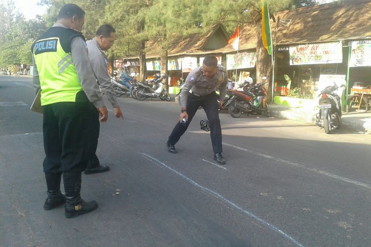 Anggota kepolisian melakukan olah TKP di Jalan KS Tubun, tepatnya di timur Mapolresta Surakarta, Kelurahan Manahan, Kecamatan Banjarsari, Solo, Jawa Tengah, Rabu (22/8/2018).