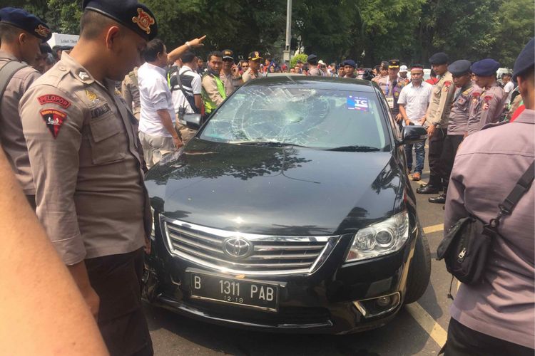 Mobil sedan Toyota Camry hitam bernopol B-1311-PAB menabrak seorang anak kecil yang tengah berjalan di trotoar di depan seberang loket penjualan tiket bulu tangkis, Jalan Pintu I Gelora Bung Karno, Jakarta Pusat, Rabu (22/8/2018) siang. Mobil sedan berstiker  Asian Games 2018 dengan tulisan TC itu meluncur dari arah parkiran gedung Pusat Pengelolaan Kompek Gelora Bung Karno Hotel Atlet Century Park yang berada di seberang loket tiket.