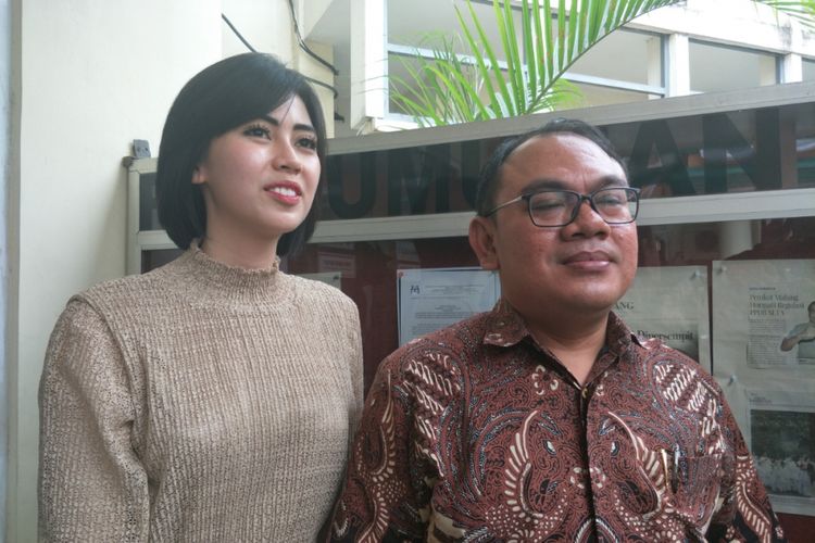 Istri Yama Carlos, Arfita Dwi Putri, saat mengadu ke Komisi Perlindungan Anak Indonesia (KPAI) di Gedung KPAI, Menteng, Jakarta Pusat, Kamis (23/8/2018).